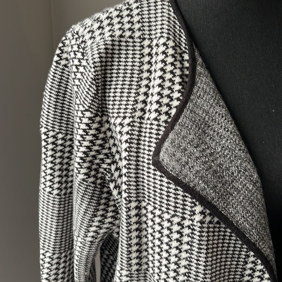 Houndstooth cardigan from Melanie Lyne worn a few times to the office. Size L - Picture 2 of 3